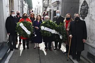 Una reducida comitiva ingresó al cementerio de la Recoleta para depositar las palmas de laureles en homenaje a Mitre