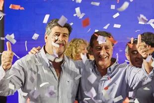El vicegobernador electo, Mario Abed, y su compañero de fórmula, Rodolfo Suarez, ayer, en el búnker de Cambiemos