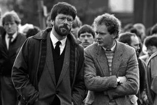 Los líderes del Sinn Féin Gerry Adams y Martin McGuinness en un funeral del IRA en 1987