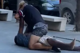 Un video registró el momento en que un vendedor ambulante fue asesinado en la calle y a plena luz del día