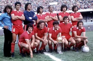 El campeón con la Copa Intercontinental 1973, después de la victoria ante Juventus