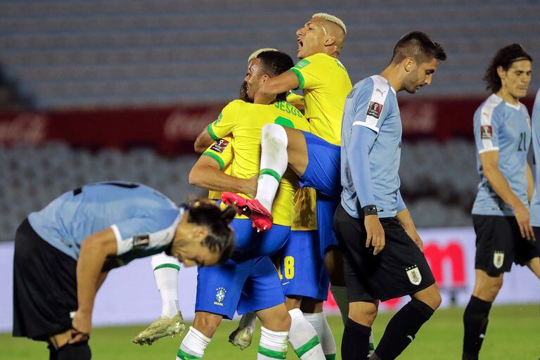 Los jugadores brasileños abrazan a Arthur, autor del primer gol brasileño en el estadio Centenario.