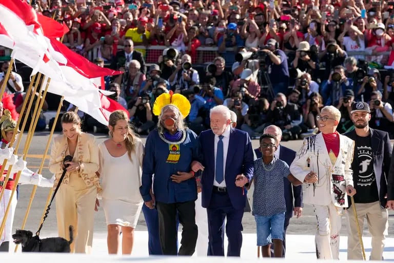 Lula llega a la explanada de Planalto junto a representantes de la diversidad del pueblo brasileño