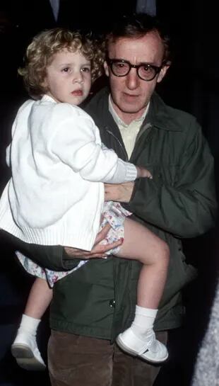 El director junto a su hija adoptiva, Dylan, quien años después lo acusaría de abuso