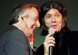 Nestor Kirchner y Marcelo Tinelli durante el lanzamiento de la programación de Radio del Plata, el 19 de abril de 2004