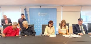 Pablo y Hugo Moyano firmaron el acuerdo paritario con Kelly Olmos, Gabriela Marcello y Marcelo Bellotti