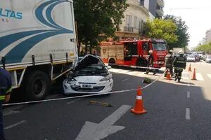 Manejaba borracho e incrustó su auto contra un camión que estaba estacionado en la avenida Córdoba