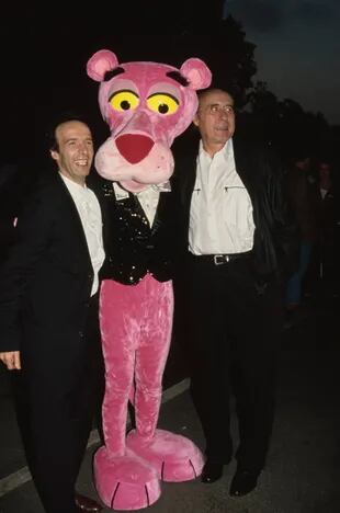 Roberto Begnini y Henry Mancini junto a la Pantera Rosa, en 1993