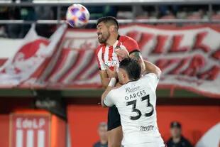 A Leandro Díaz el VAR le negó correctamente un gol: la pelota no había ingresado entera al arco de Colón luego del cabezazo del delantero pincharrata.