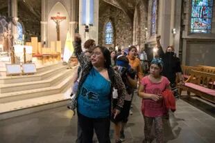 Un grupo de manifestantes ingresó a los gritos en la catedral de Bariloche