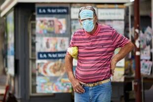 Un hombre extrema las medidas de seguridad contra el virus del Covid-19, durante la manifestacion del #17A contra las nuevas restricciones del Gobierno Nacional en Mendoza
