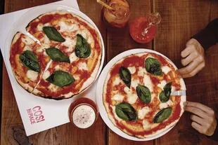 Reina la pizza romana, que se diferencia de la napolitana por su masa crujiente y porque casi no tiene “cornicione”, o “culito de la pizza”.