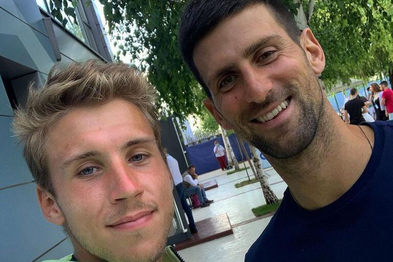 El tenista eslovaco Alex Molcan con Novak Djokovic, a quien enfrentó en su única final de ATP: en Belgrado, en mayo pasado.