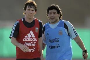 Junto a Messi, en Ezeiza en marzo de 2009; de 10 a 10