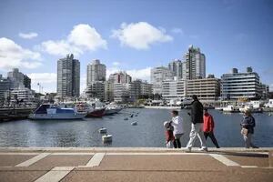 Uruguay evalúa completar esquemas de vacunación de turistas argentinos que visiten el país