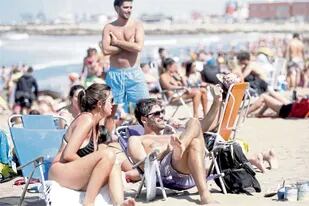Por la devaluación, más turistas quieren venir el país, pero los argentinos tienen menos interés en viajar afuera.