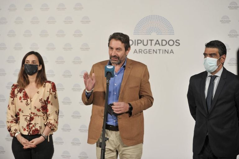 Los diputados Florencia Lampreabe, Pablo Carro y Rodolfo Tailhade acusaron a Juntos por el Cambio de demorar el debate en Diputados