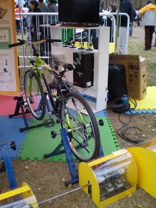El bicigenerador eléctrico en el stand de la Carrera Ambiental