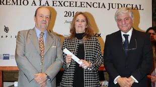 La jueza Paula Hualde, escoltada por Ignacio González García y Diego Bunge