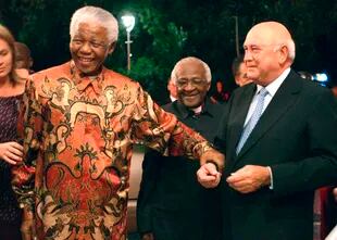 Mandela y FW de Klerk, junto al arzobispo Desmond Tutu, en el 70 cumpleaños de Klerk, en Ciudad del Cabo