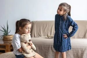 Peleas entre hermanos: ¿cuándo deben intervenir los padres?