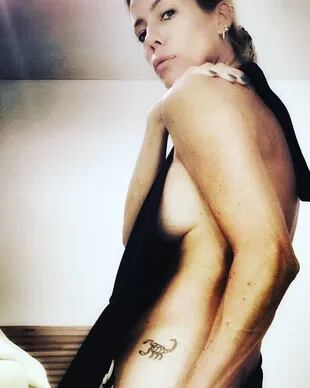 Una de las fotografías en las que Nicole Neumann dejó entrever su tatuaje del escorpión