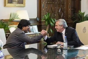 Alberto Fernández y Evo Morales. Bolivia es un faro ideológico del kirchnerismo, pero también un impiadoso negociador por recursos que se le agotan, algo que desató un viraje en el Gobierno.