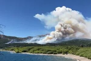 Un incendio de bosques se extiende en el Parque Nacional Los Alerces