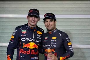 Los pilotos de Red Bull, el neerlandés Max Verstappen, izquierda, y el mexicano Sergio "Checo" Pérez participaron del lanzamiento del nuevo monoplaza de Red Bull Racing .AP Foto/Kamran Jebreili, Pool)