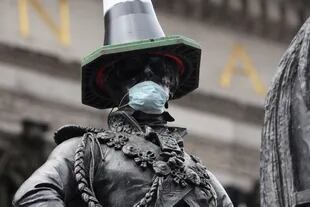 Una estatua del duque de Wellington vandalizada durante protestas por la muerte de George Floyd, en Glasgow, el 10 de junio, 2020