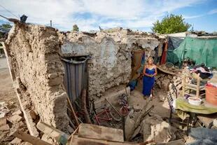 Virgina Aguilera posa en lo que quedó de su casa, en la localidad de Media Agua; muchas casas quedaron reducidas a escombros y otras dañadas después del terremoto de 6.8 grados en la escala de Richter, con epicentro en Media Agua, San Juan