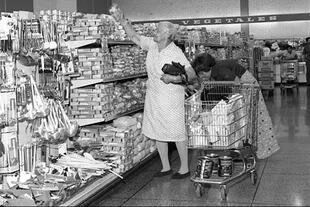 El supermercado del centro comercial La Estrella en San Bernardino, Caracas, en 1976
