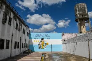 Presos de una cárcel bonaerense pintaron un mural de Messi con la Copa del Mundo
