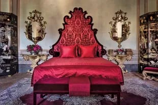 Una delle camere da letto di Villa Balbiano, è arredata con mobili dei secoli passati e arazzi decorati.