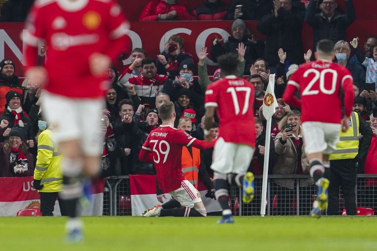 Scott McTominay (izquierda) del Manchester United celebra luego de anotar un gol durante el partido de la Copa FA contra el Aston Villa, en Manchester, Inglaterra, el lunes 10 de enero de 2022. (AP Foto/Jon Super)