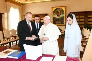 El presidente y la primera dama de Azerbaiyán con el Papa Francisco