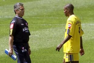Reinaldo Rueda, con Luis Amaranto Perea (ex defensor de Boca), durante su primer ciclo como entrenador del seleccionado colombiano. Asumió en 2004, cuando el equipo necesitaba puntos (como ahora) y estuvo muy cerca de llevarlo al repechaje rumbo al Mundial de Alemania 2006.
