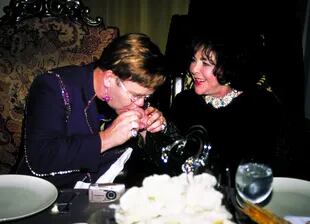 En Chateau Marmont, Elizabeth Taylor le organizó una fiesta sorpresa a Elton John 

