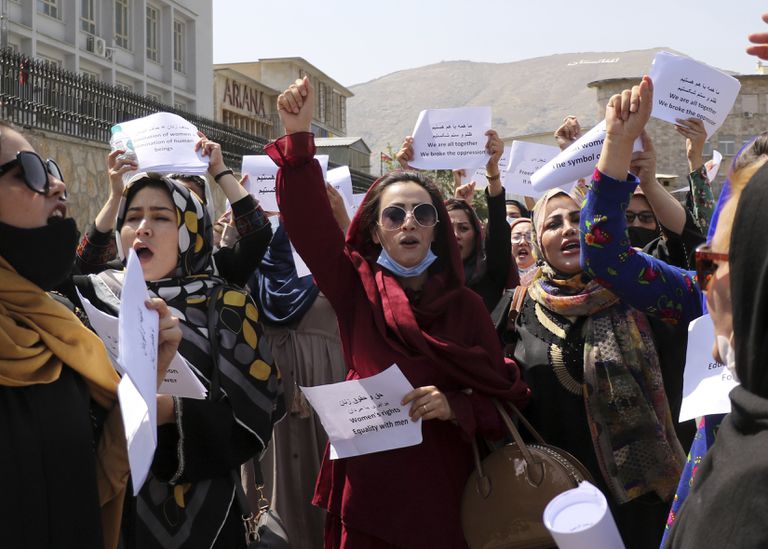Varias mujeres participan en una protesta para exigir respeto a sus derechos en Afganistán bajo el gobierno talibán