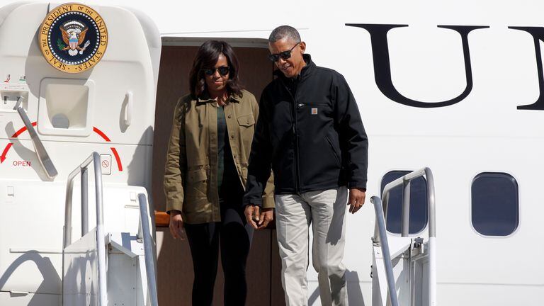 Barack y Michelle Obama descienden del avión presidencial en Bariloche