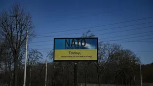 "OTAN, cierra el cielo hoy", dice este cartel en una avenida vacía. La foto fue tomada el 12 de marzo durante un toque de queda de 36 horas en Kiev