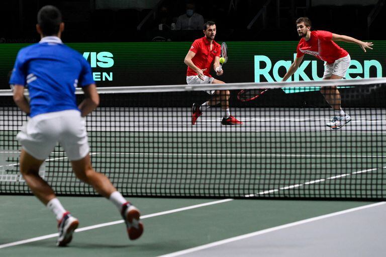 Nikola Mektic y Mate Pavic vencieron a Novak Djokovic y Filip Krajinovic en su semifinal de la Copa Davis en Madrid y contribuyeron al triunfo croata sobre Serbia en la serie; Rusia será su adversario en la definición.
