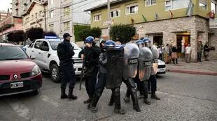 La policía se aposta en las cercanías del hospital de Bariloche
