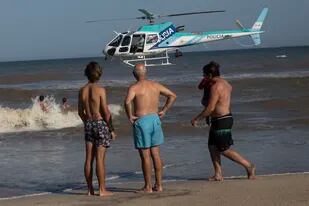 Desconcierto y quejas en las playas por el helicóptero policial