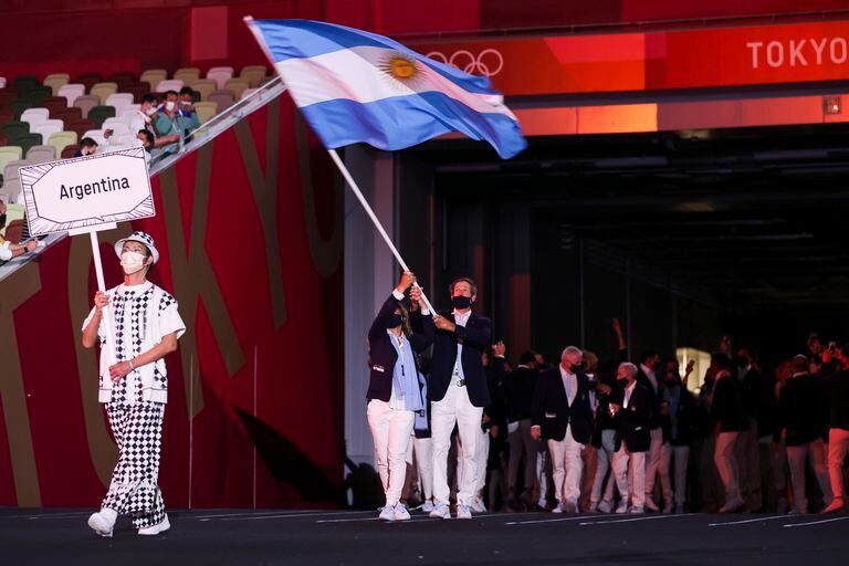 Los abanderados argentinos Cecilia Carranza Saroli y Santiago Lange del equipo de Argentina durante la ceremonia de apertura de los Juegos Olímpicos de Tokio 2020.