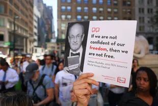 A una semana del atentado a Rushdie, unas 400 personas se manifestaron en Nueva York en contra de la violencia y a favor de la libertad de expresión