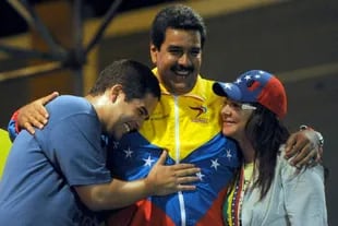 Nicolasito junto a su padre, Nicolás Maduro, y Celia Flores, mujer del presidente, en un acto en Caracas