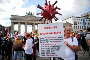 Un manifestante en la Puerta de Brandeburgo, en Berlín