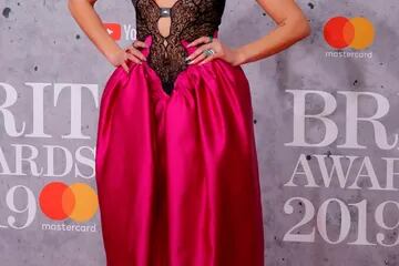 Dua Lipa tuvo varios cambios de look anoche en los BRIT Awards, pero en la alfombra roja lució un sensual diseño de Christopher Kane