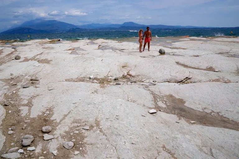 Immagini impressionanti del lago più grande d’Italia colpito dalla peggiore siccità degli ultimi decenni